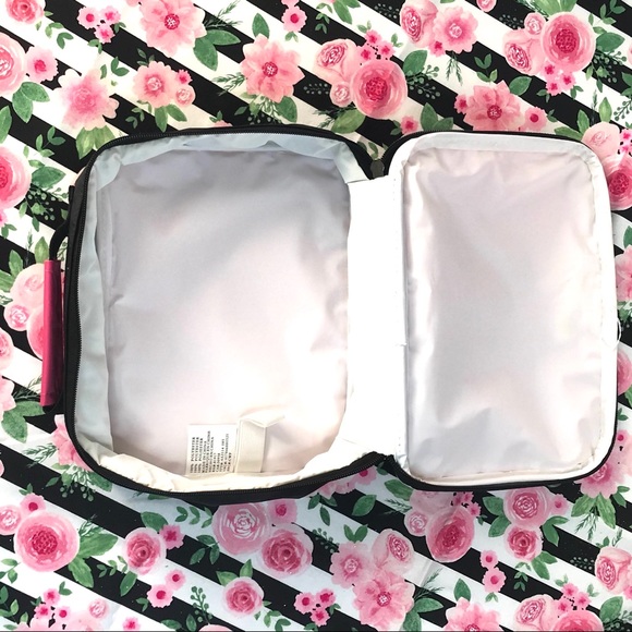 NIKE SPORTS BRA WITH TOTE AND WRISTBANDS GIFT SET - Picture 10 of 14